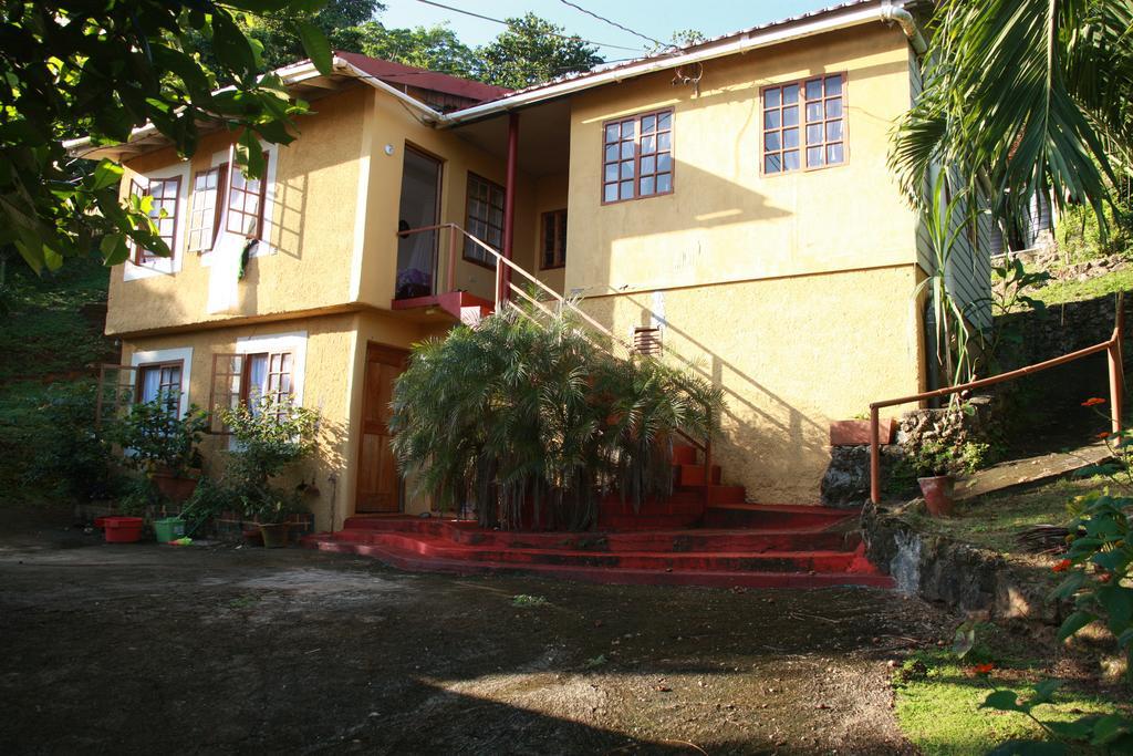 La Familia Guest House And Natural Farm Πορτ Αντόνιο Εξωτερικό φωτογραφία